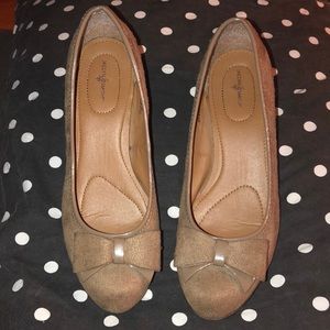Jaclyn Smith Taupe Suede Adora Little Heels Sz 6.5
